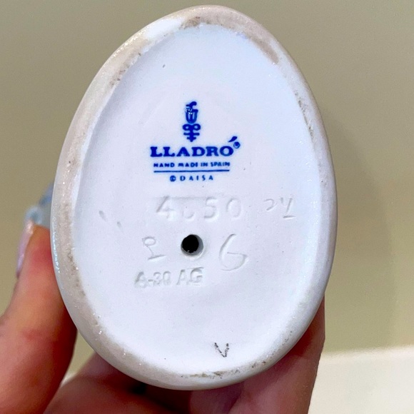 Lladro Girl with CallaLilies # 4650  Figurine- Retired - Picture 4 of 4